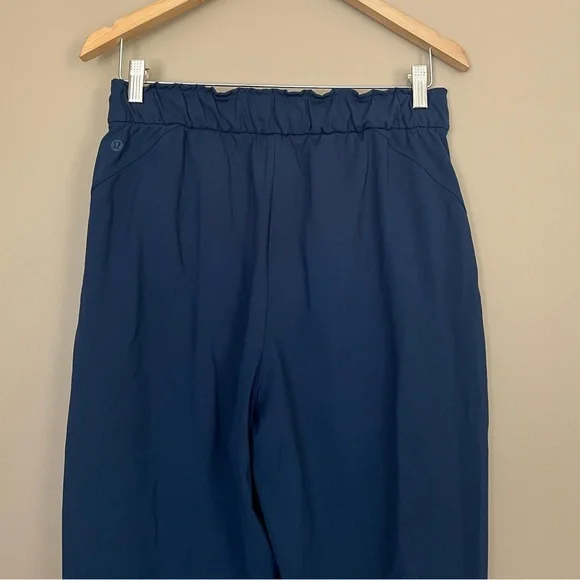 {Lululemon} Stretch High-Rise Jogger Shorter Length in True Navy - Womens 8